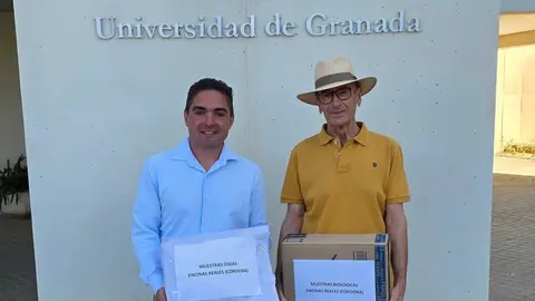 El alcalde, Gabriel Prieto, y Jesús Prieto, posible familiar de una de las víctimas entregan las muestras óseas y biológicas.
