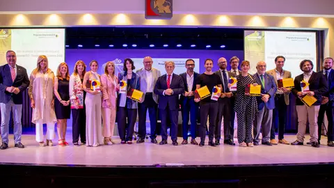 Premiados y autoridades en la Gala EmprendeUCO 2025