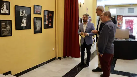 Julio Flores, Jos&eacute; Mar&iacute;a Gala y Francisco Barbancho durante la visita a la exposici&oacute;n