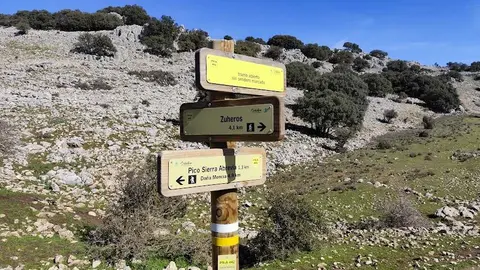 Poste de se&ntilde;alizaci&oacute;n de un sendero en la Subb&eacute;tica. (Imagen: Wikilok)