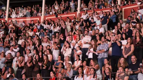 Grader&iacute;os llenos en el concierto de Manuel Turizo en la Plaza de Toros de Lucena