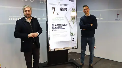 Francisco Barbancho y Domingo Escobar junto al cartel del este gran concierto que podremos disfrutar el domingo en Lucena.