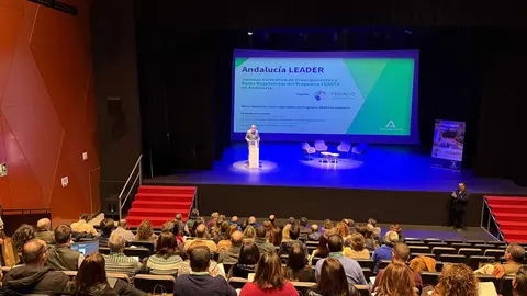 40 grupos de desarrollo rural se dieron cita esta ma&ntilde;ana en el Auditorio Municipal Manuel Lara Cantizani para avanzar en las novedades de la nueva convocatoria de fondos Leader