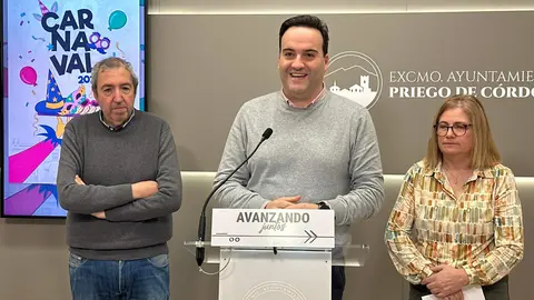 El alcalde de Priego de C&oacute;rdoba, Juan Ram&oacute;n Valdivia; el concejal de Festejos, Antonio Navas; y la presidenta de la Asociaci&oacute;n Cultural Carnavalesca de Priego de C&oacute;rdoba, Mari Carmen Gonz&aacute;lez.