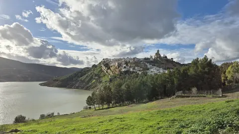 Una imagen del embalse del pasado domingo (Foto: Ayto. Izn&aacute;jar).