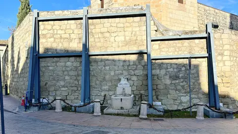 Parte del muro afectado por el derrumbe en su zona interior, protegida con un sistema de entibado desde noviembre pasado.