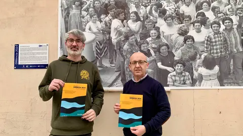 El concejal de Cultura del Ayuntamiento de Do&ntilde;a Menc&iacute;a, Vicente Cantero y el comisario de la Muestra Mois&eacute;s Bedmar.