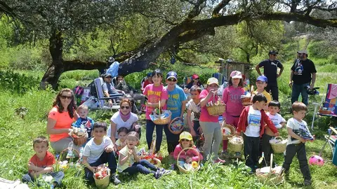 Un grupo de ni&ntilde;os junto a sus cestas en San Marcos para disfrutar de la tradicional "merendilla" | Imagen: Turismo de la Subb&eacute;tica.