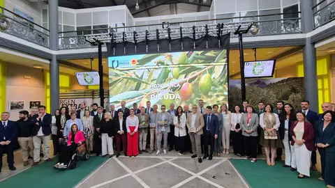 Premiados, representantes pol&iacute;ticos y asistentes, posan en foto de familia tras la celebraci&oacute;n de esta XXIX edici&oacute;n.