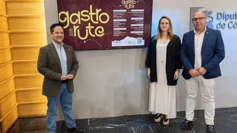 El alcalde de Rute, David Ruiz, al teniente de alcalde, Rafael Garc&iacute;a, y a la diputada provincial Sara Alguacil