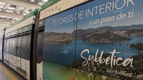 Publicidad de la Subb&eacute;tica en un vag&oacute;n del metro de M&aacute;laga.