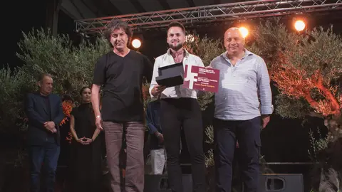 Jes&uacute;s Reyes recoge su premio en XXIII Certamen de J&oacute;venes Flamencos.