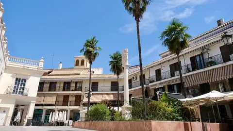 Plaza del Triunfo de la Inmaculada, situada en la parte trasera del Ayuntamiento de Cabra.