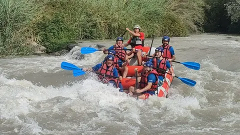 Un grupo de turistas practicando rafting en el R&iacute;o Genil. (Ayto. de Benamej&iacute;).