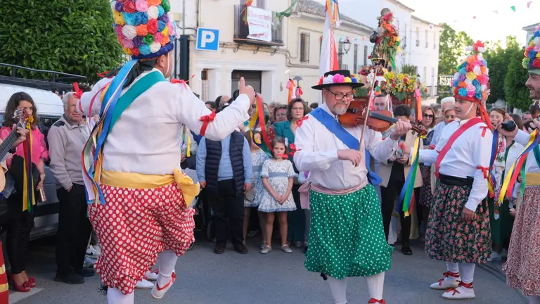 Los Danzantes de Fuente T&oacute;jar ante la procesi&oacute;n de San Isidro Labrador