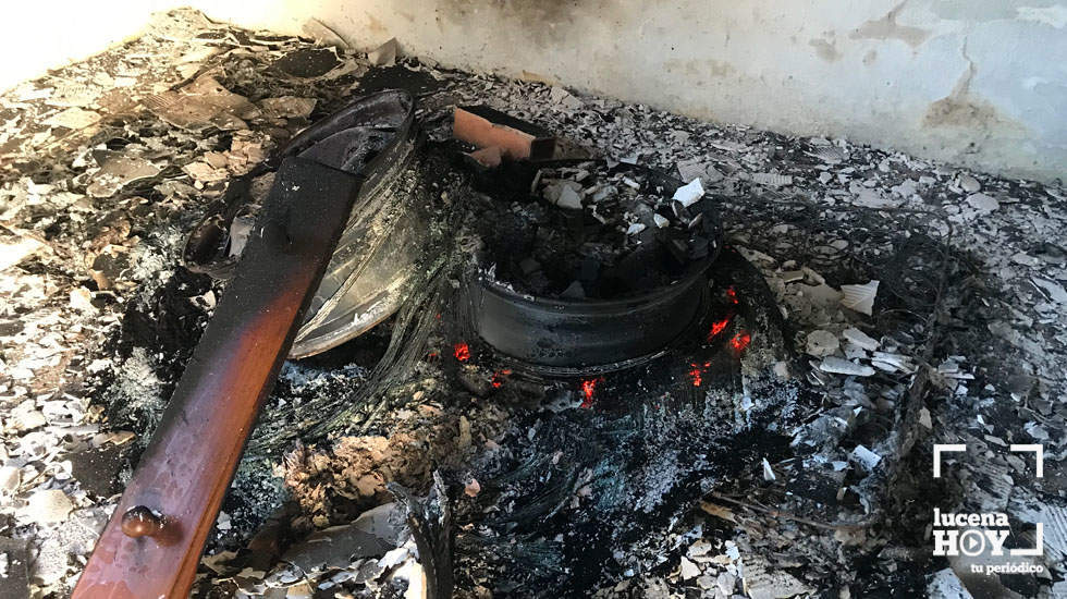 Restos de la hoguera que ha dado lugar al siniestro