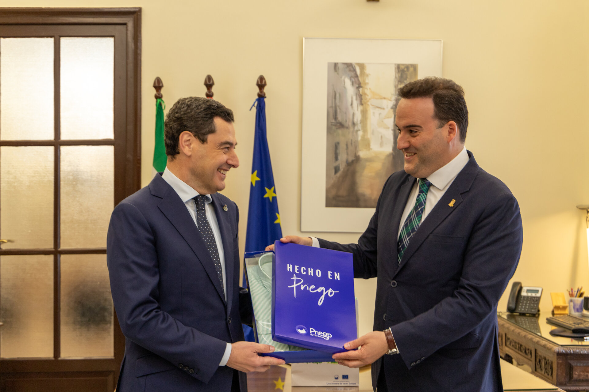 El presidente de la Junta de Andalucía, Juanma Moreno y el alcalde de Priego Juan Ramón Valdivia