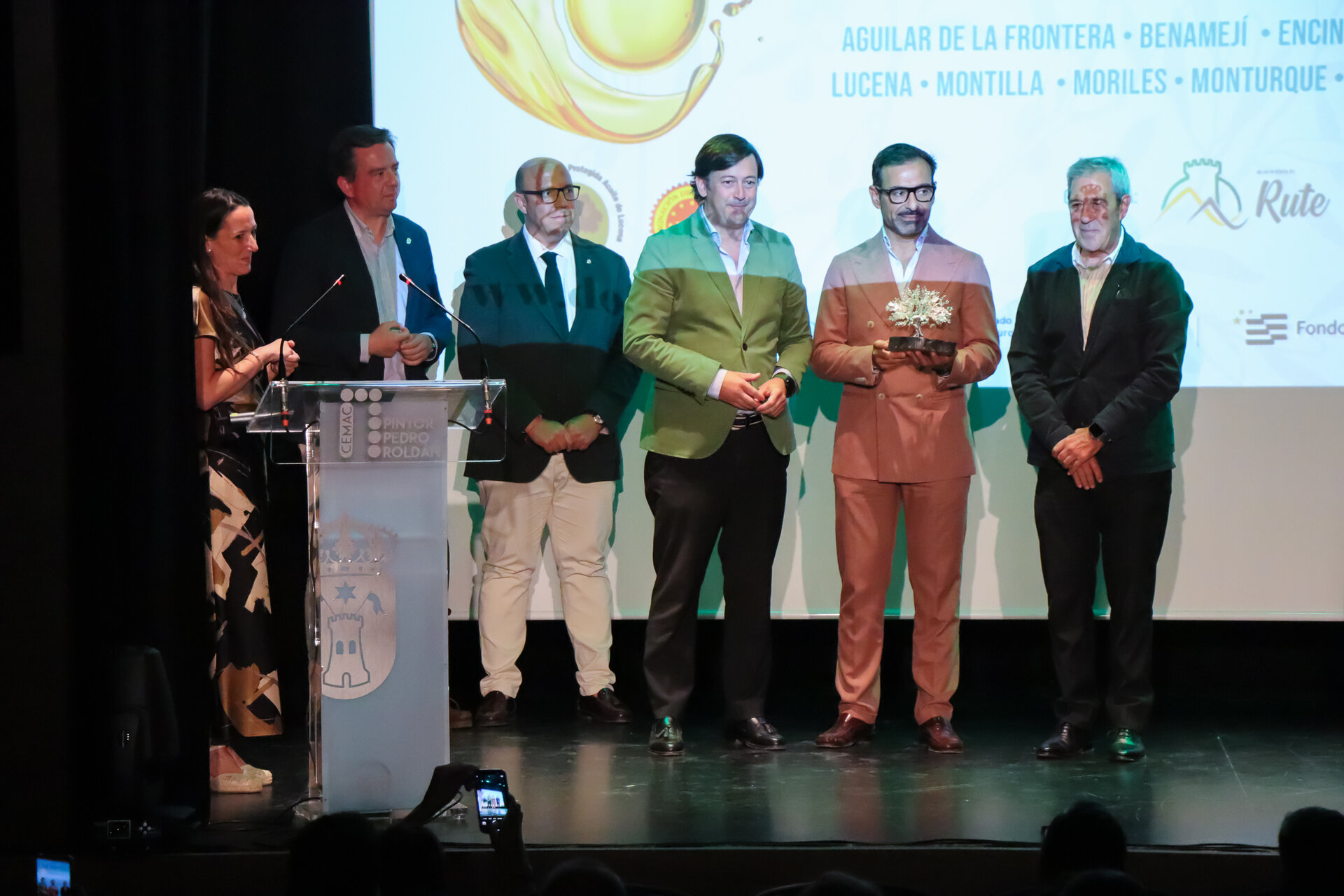 Félix Romero, presidente de Iprodeco y Gonzalo Esparza, gerente, recogen el premio a la divulgación