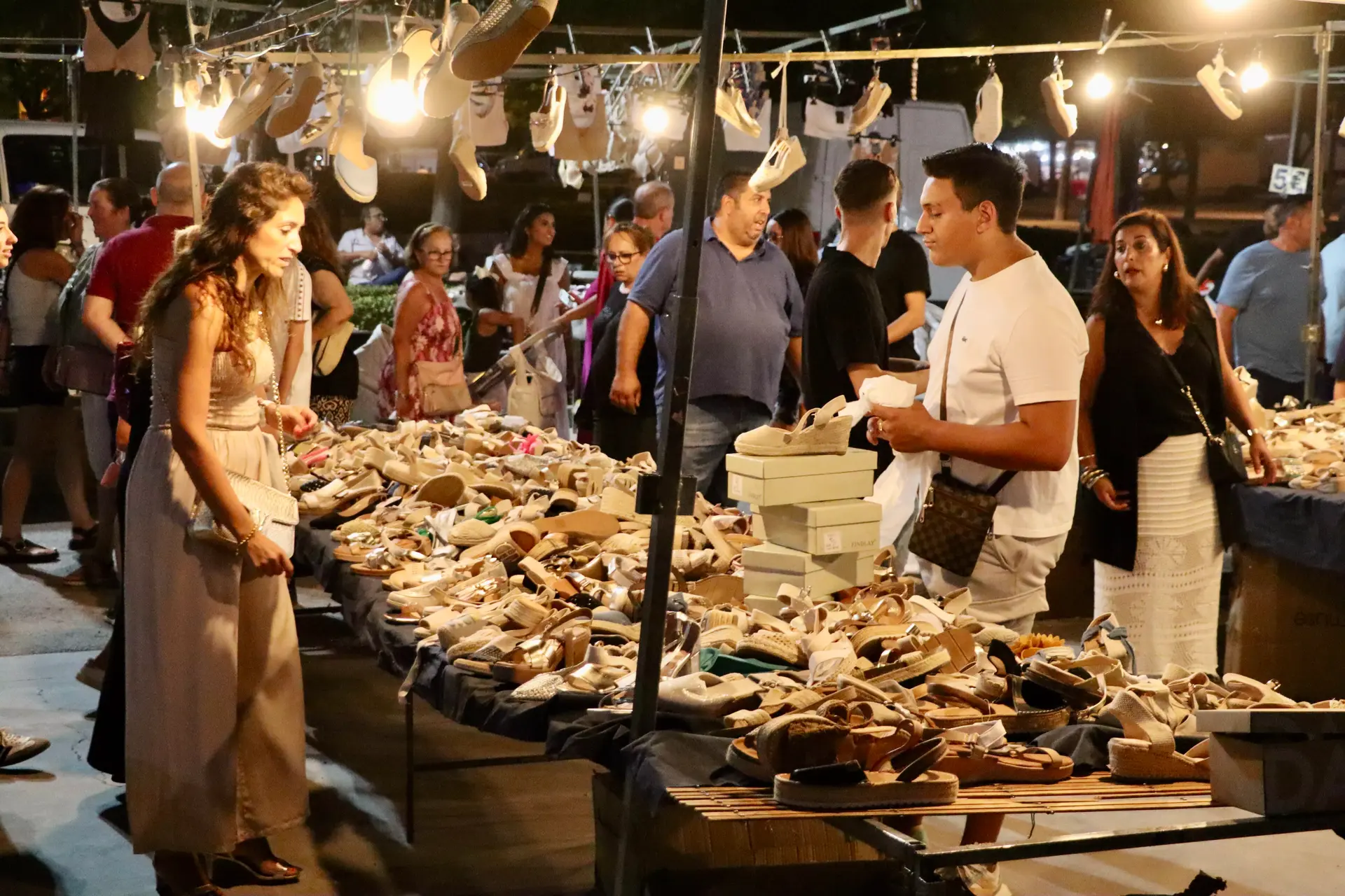 Archivo - Celebración del mercadillo de Lucena en horario nocturno durante el pasado verano