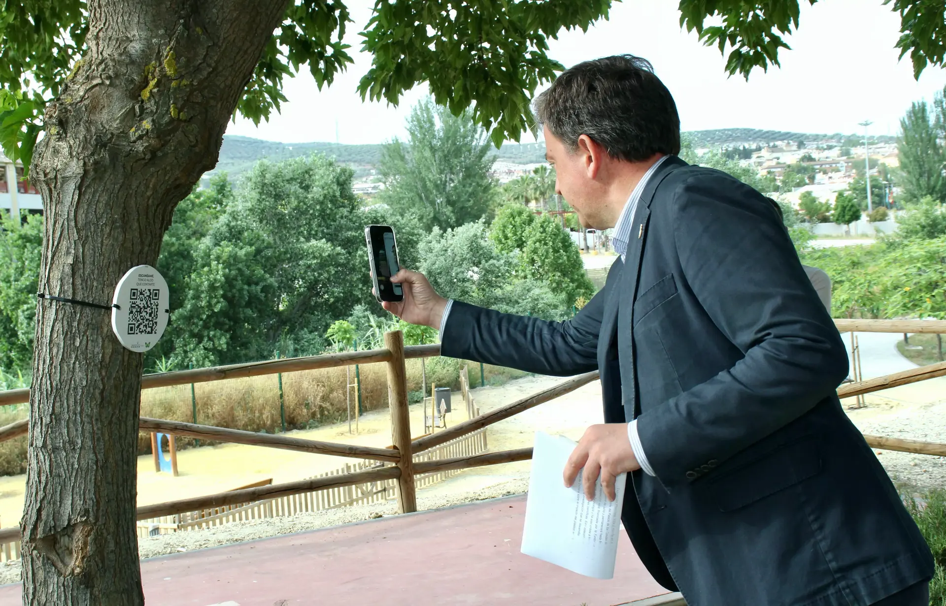 El alcalde de Lucena, Aurelio Fernández,accede a uno de los códigos QR que permiten escuchar los mensajes de los duendes