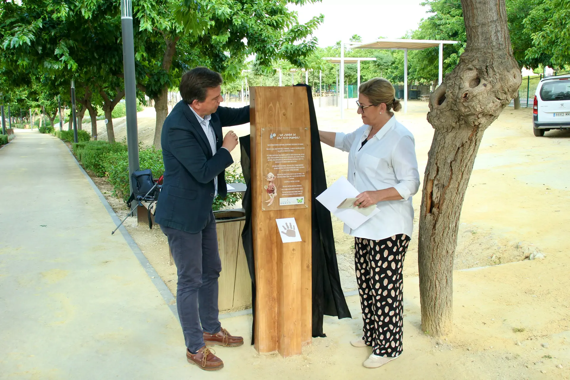 Aurelio Fernández y Charo Valverde descubren el "totem" que da la bienvenida a la 'senda de los ecoduendes' del Parque Europa
