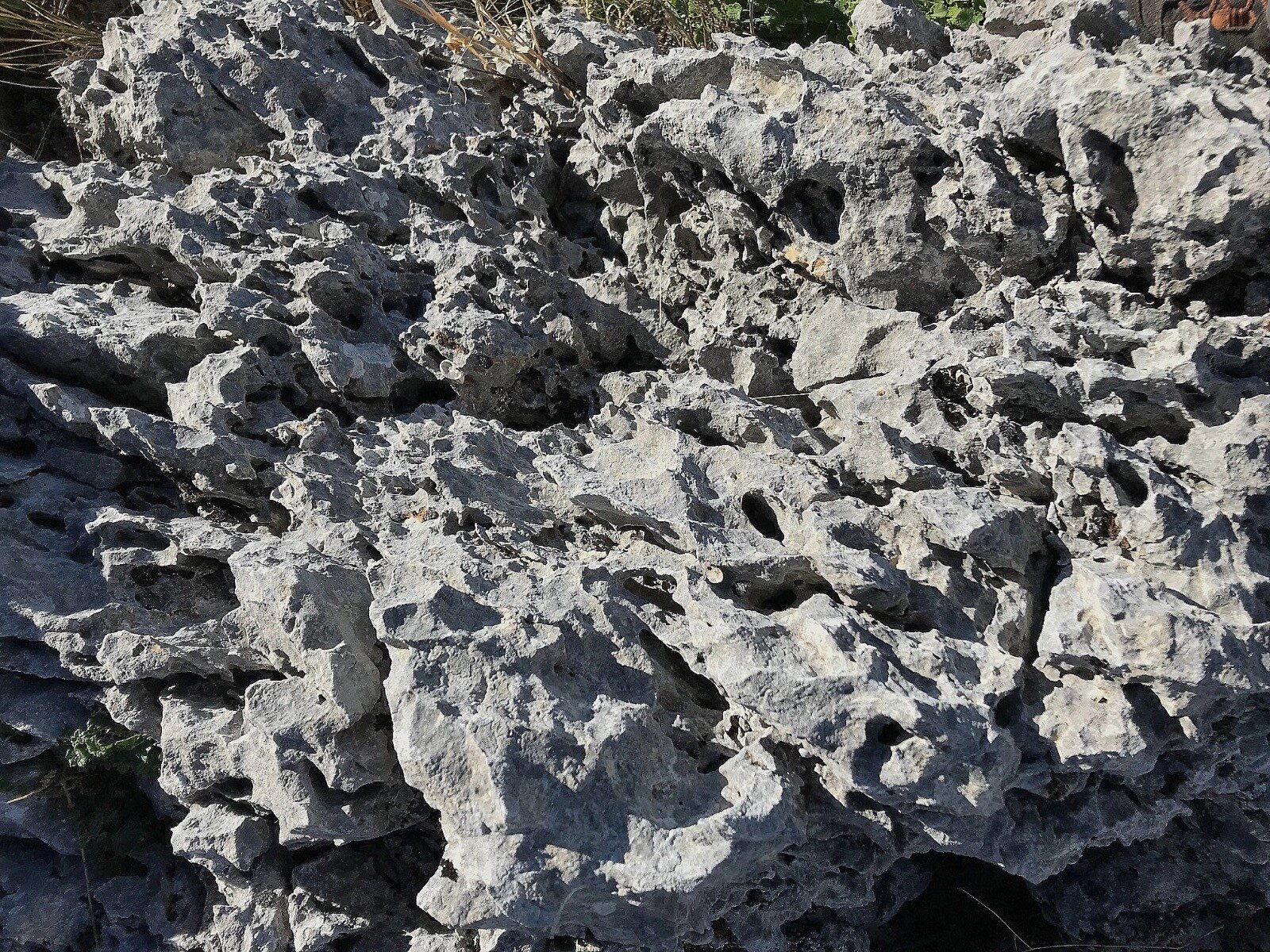 Karstificación sobre piedras en superficie