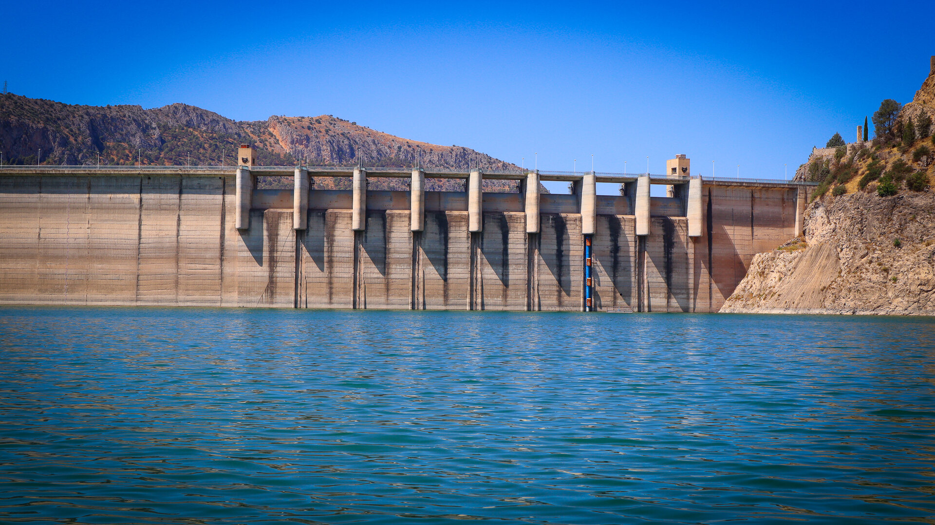 Imagen de la presa del Embalse de Iznájar durante este pasado verano. (SubbéticaHoy).