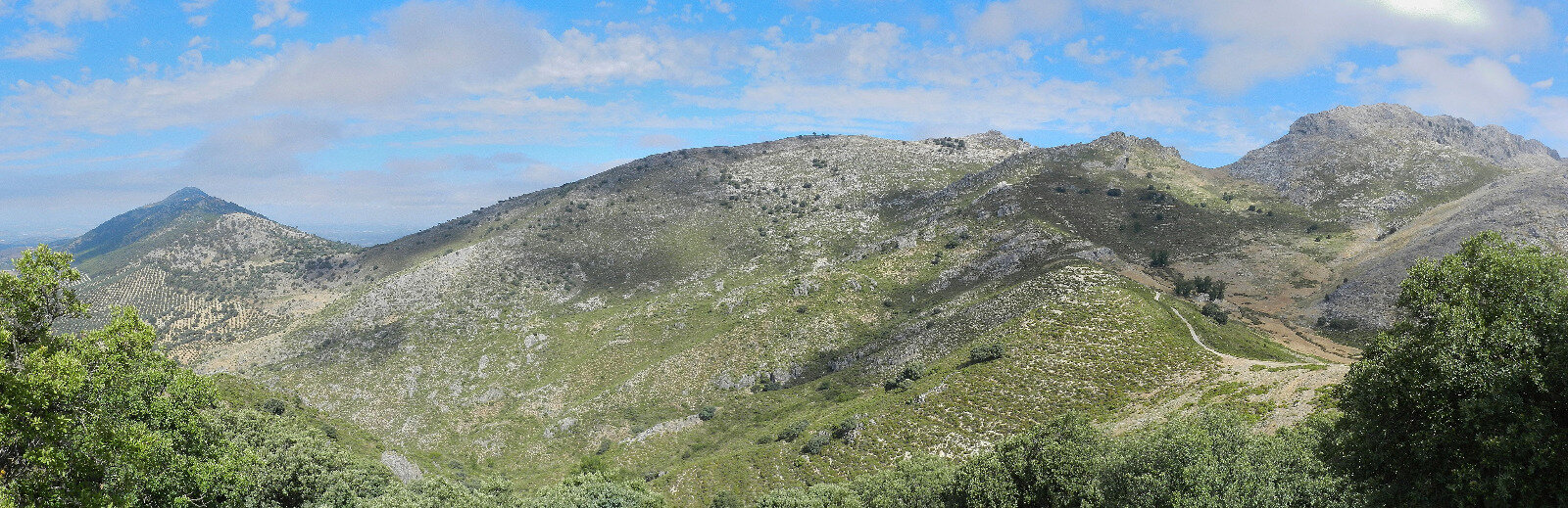 La Loma de las Chozas, entre la Sierra de Rute (izquierda) y Sierra Alhucemas (derecha). (Imagen: Julián García)