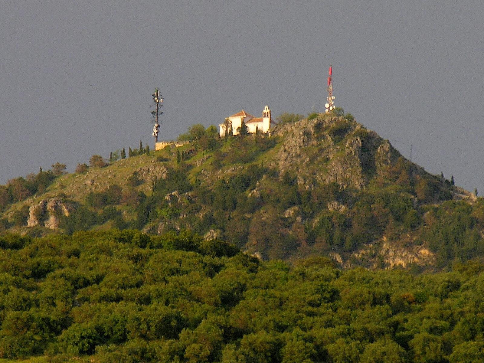 El Cerro Cavio (arriba a la izquierda) sobre el valle de Bernabé. (Imagen: Julián García)