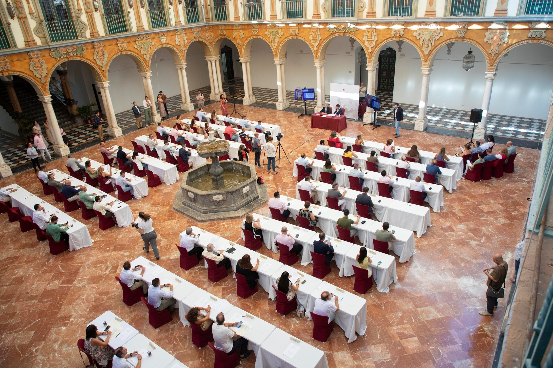 El Palacio de la Merced acogió la firma del plan Diputación Invierte con la participación de todas las entidades.