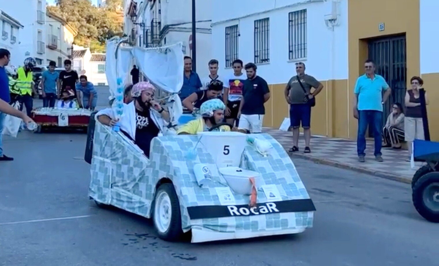 Uno de los participantes en la pasada edición del concurso Autos Locos de Carcabuey