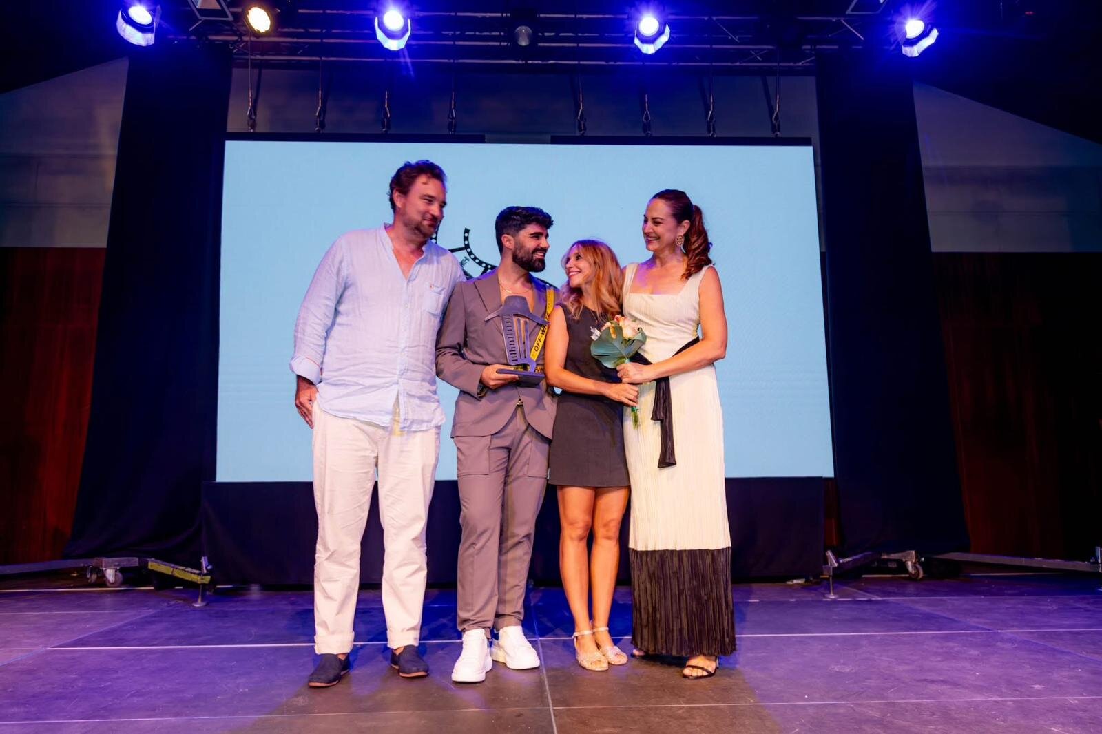 El director Miguel Ángel Olivares recoge el premio junto a las actrices Saida Benzal y Cuca Escribano.