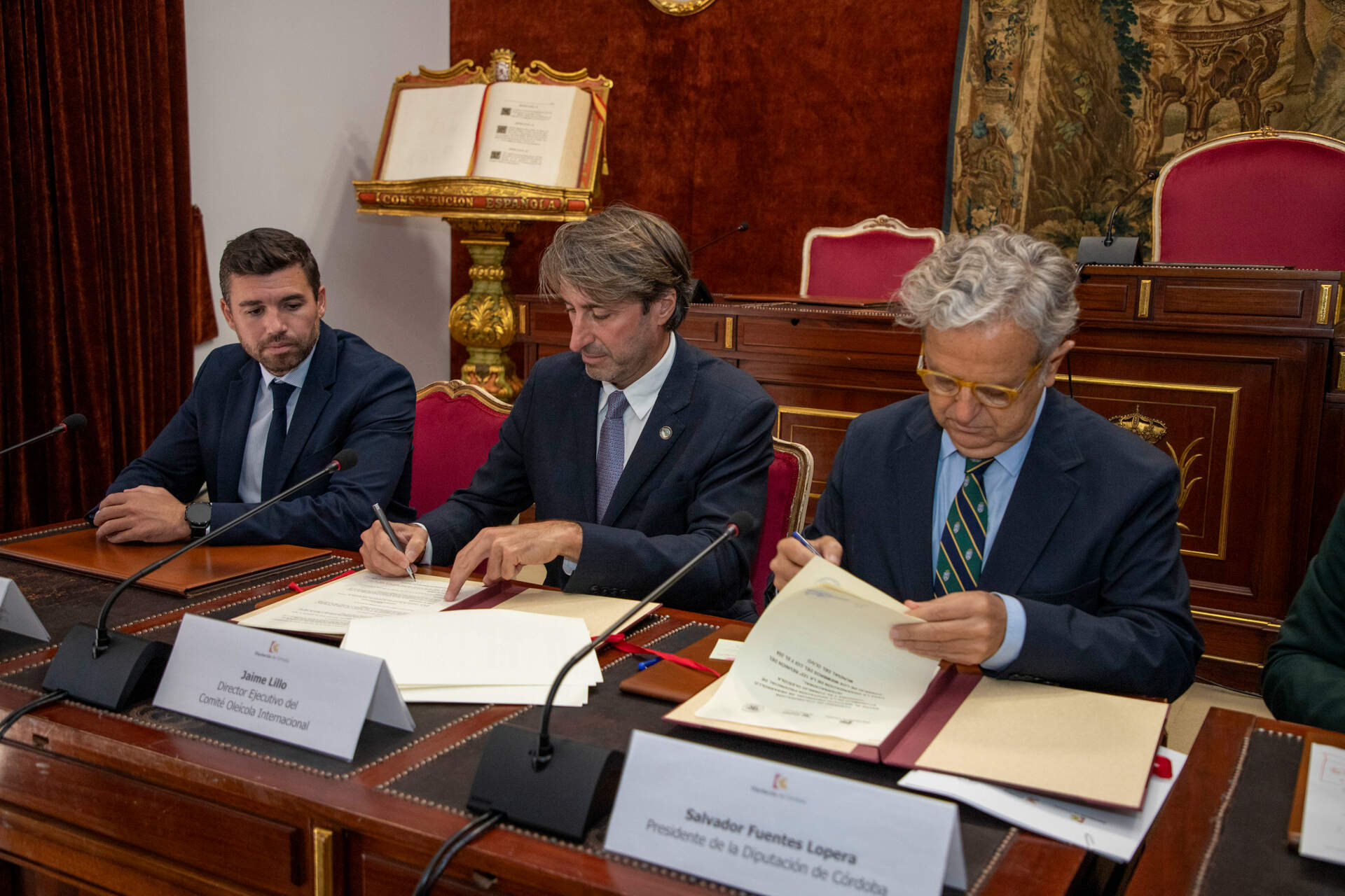 Firma del convenio entre Diputación y el Comité Oleicola Internacional.