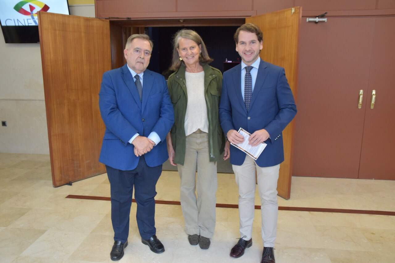José Calvo Poyato e Isabel San Sebastián junto a Fernando Priego, alcalde de Cabra.