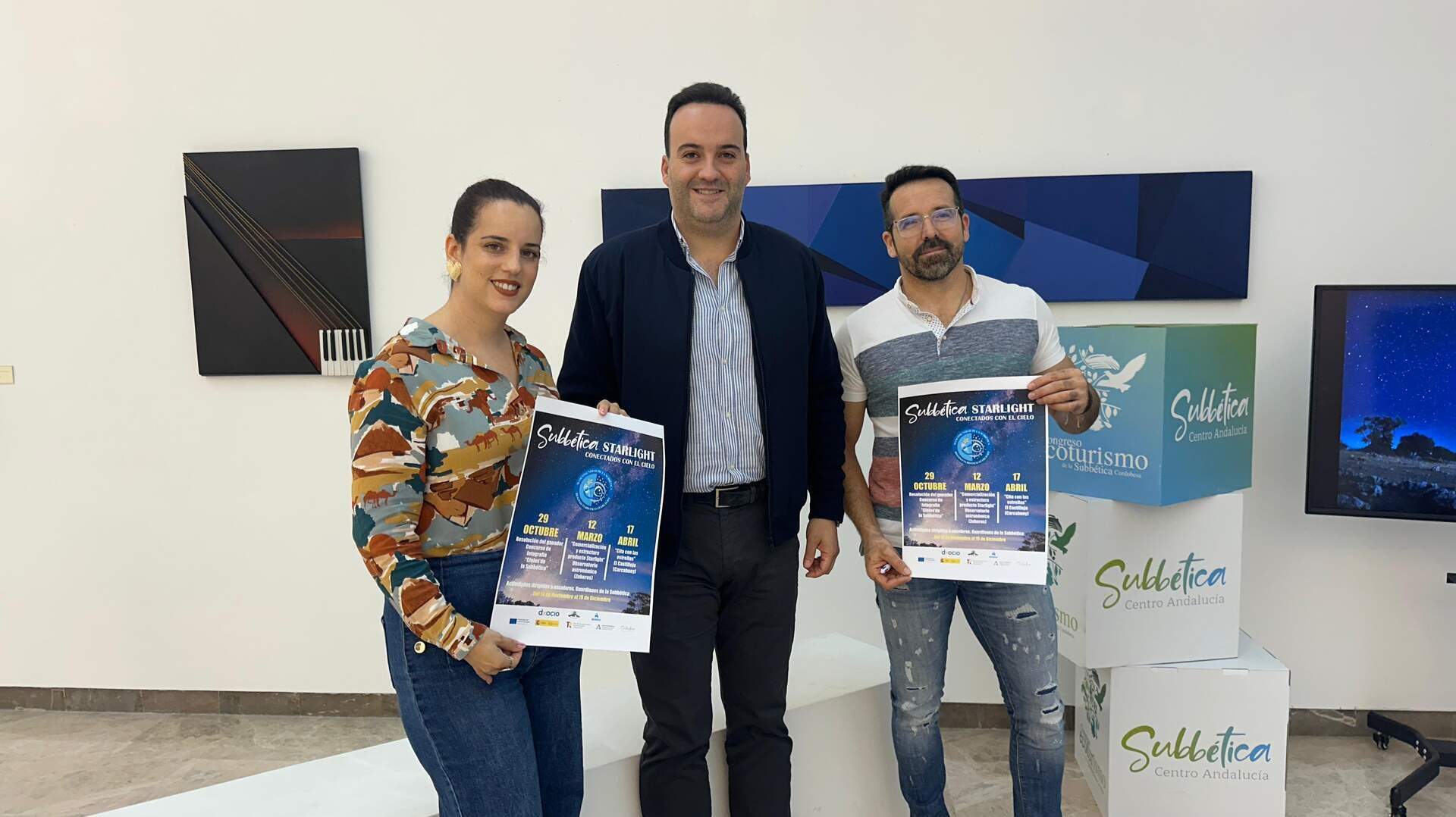El presidente de la Manomunidad de la Subbética, Juan Ramón Valdivia, juntos dos técnicos de la entidad, anuncian las próximas actividades.