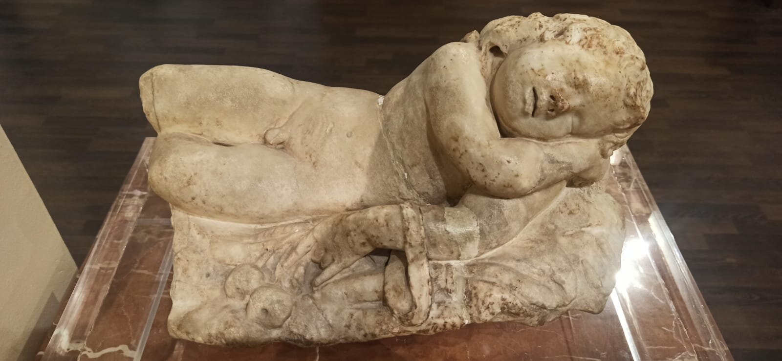 Representación en piedra del Dios Eros