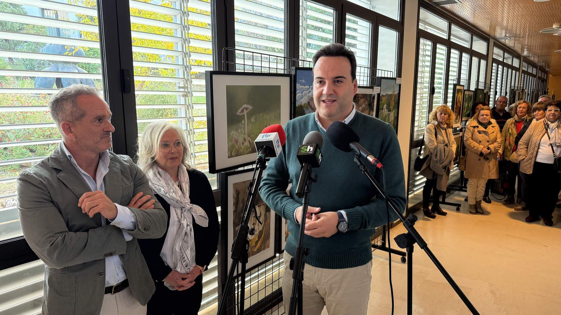 Al alcalde de Priego de Córdoba, Juan Ramón Valdivia, durante la inauguración.