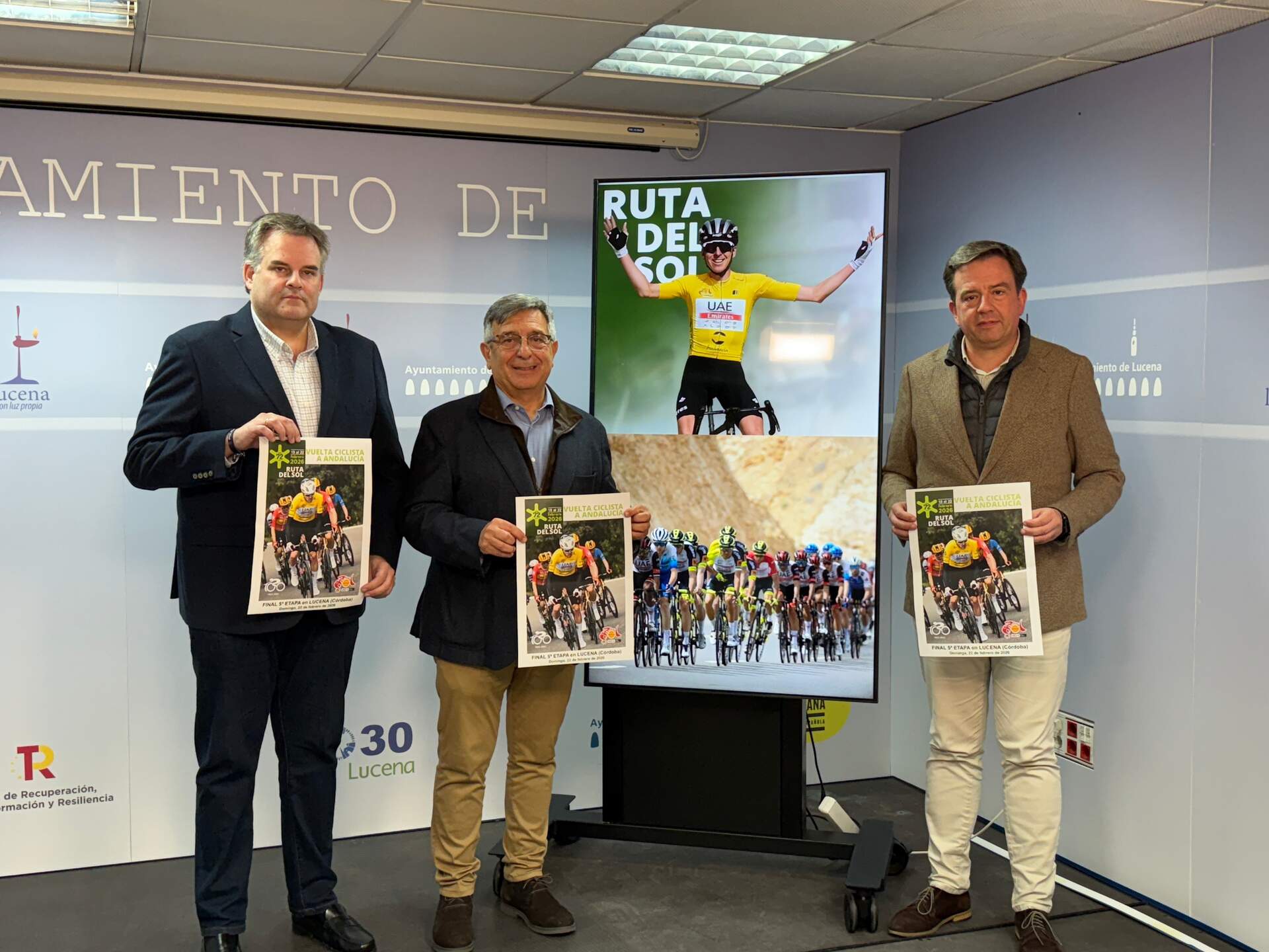 Ángel Novillo, Joaquín Cuevas y Aurelio Fernández, presentan los detalles del final de la última etapa de la Vuelta a Andalucía.