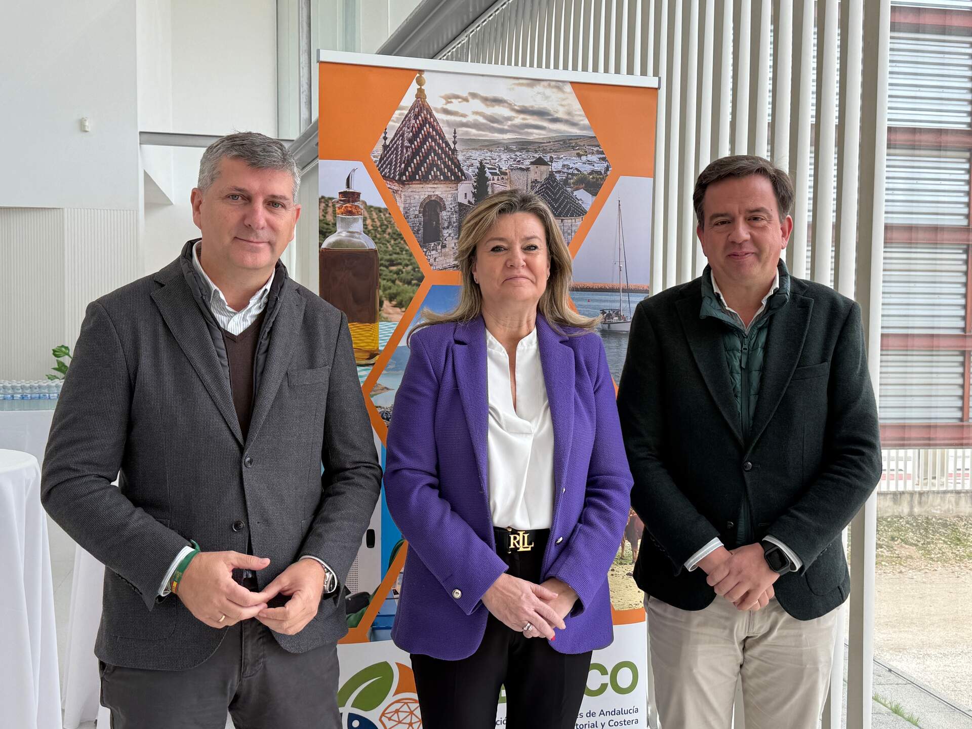 El delegado territorial de Agricultura, Francisco Acosta; la directora general de Industrias, Innovación y Cadena Agroalimentaria de la Junta, Carmen Cristina de Toro y el presidente de FEDACO y del GDR Subbética Cordobesa, Aurelio Fernández.