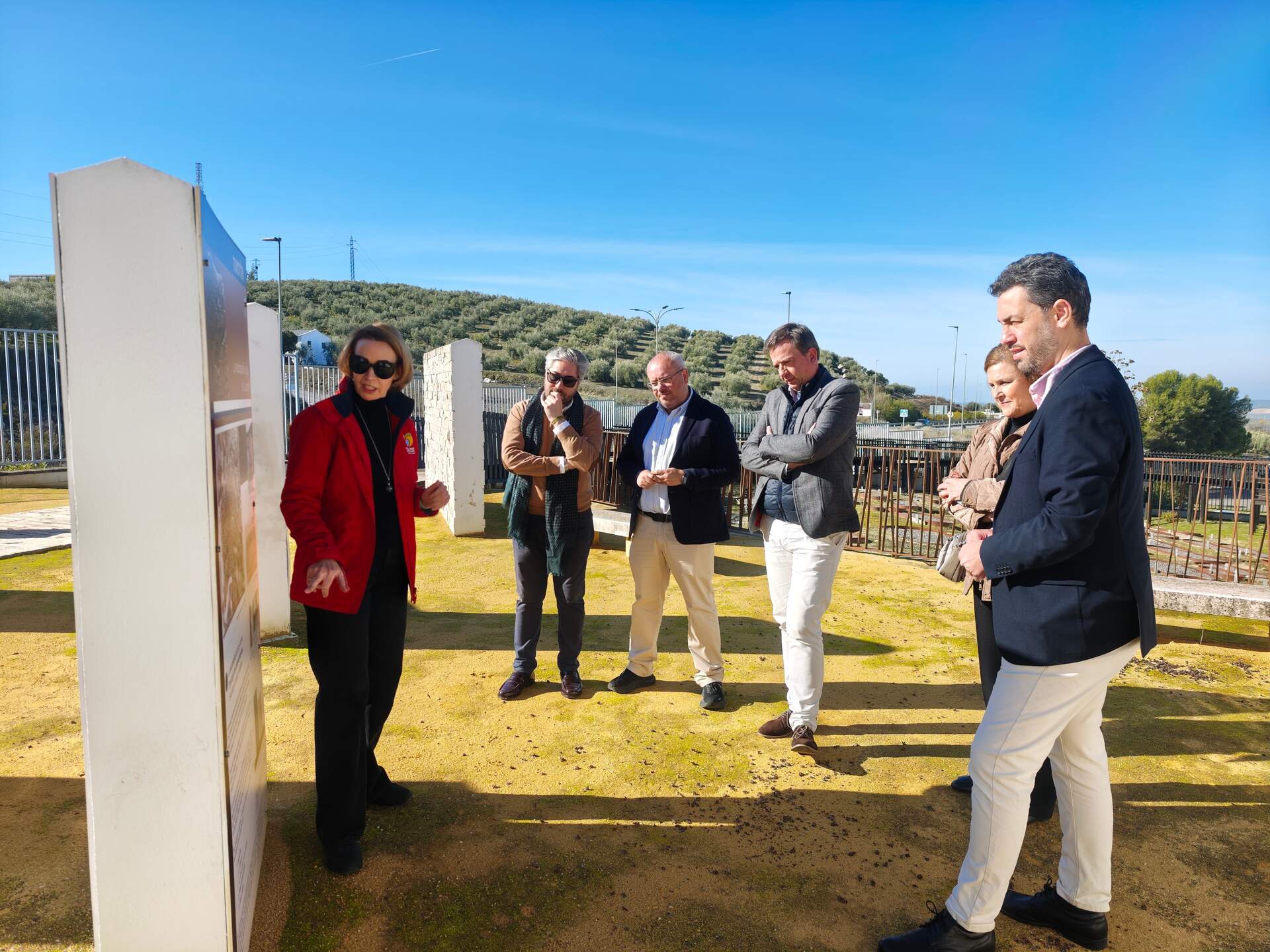 Un instante durante la visita institucional al la Necrópolis Judía de Lucena.