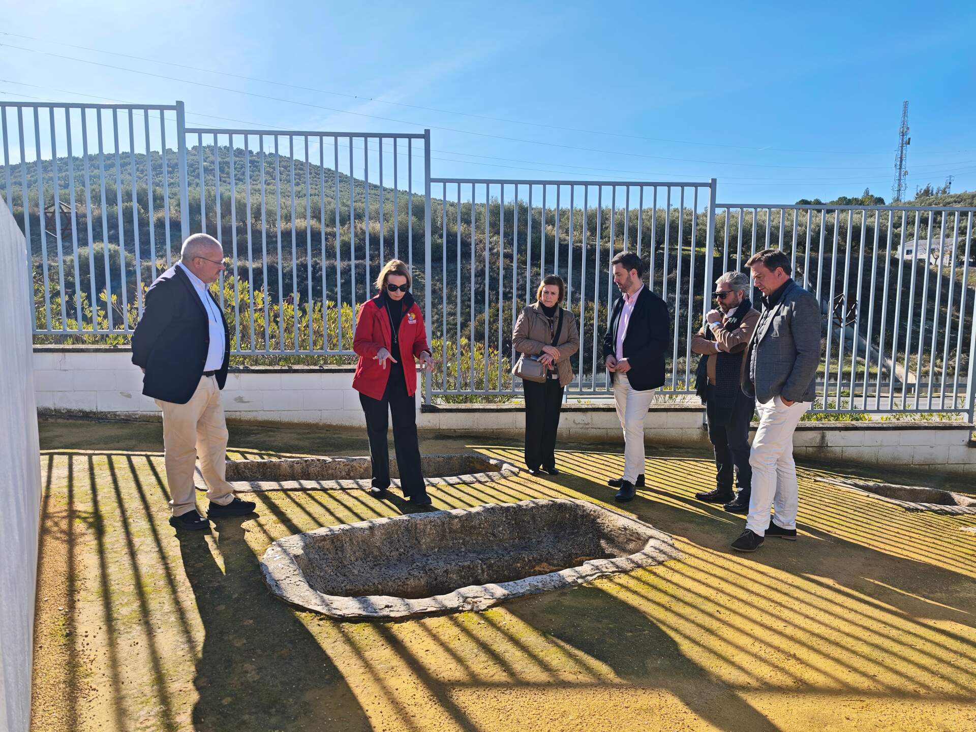 Un instante durante la visita institucional al la Necrópolis Judía de Lucena.