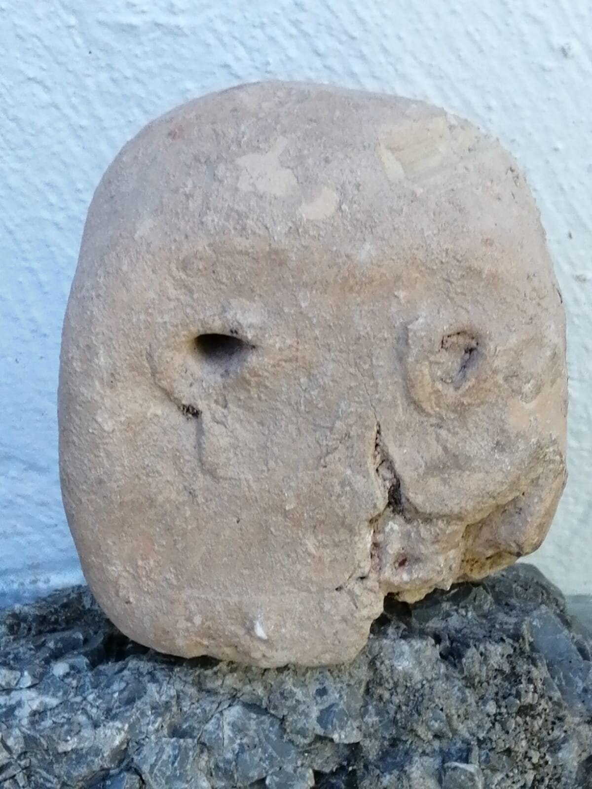 Una de las piedras usadas para el funcionamiento de los telares halladas en el yacimiento del Cerro de la Cruz (Almedinilla).