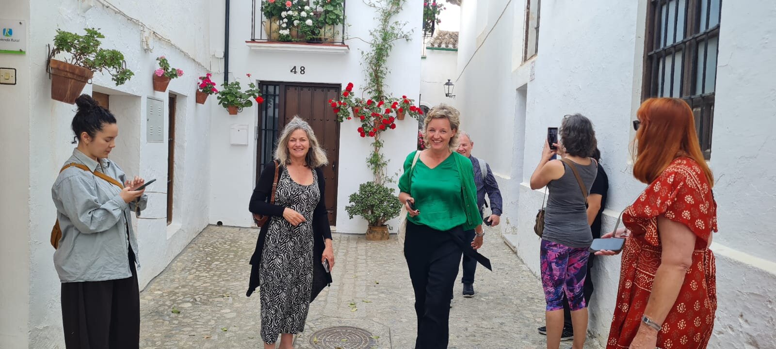 Turistas pasean por el Barrio de la Villa de Priego de Córdoba.