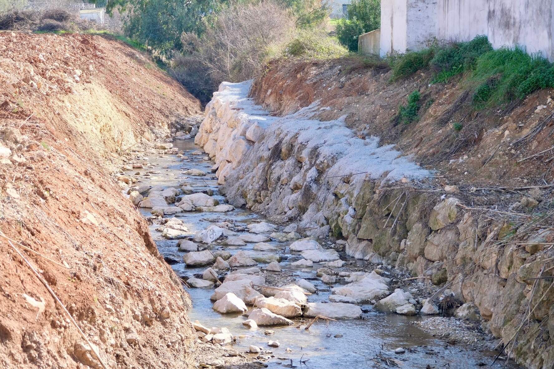 Nueva escollera en arroyo Chorrillo.