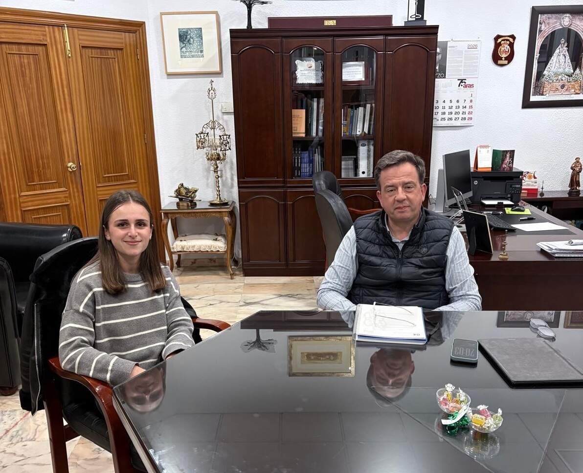El presidente del GDR Subbética, Aurelio Fernández, junto con la piloto lucentina Alba Camacho.