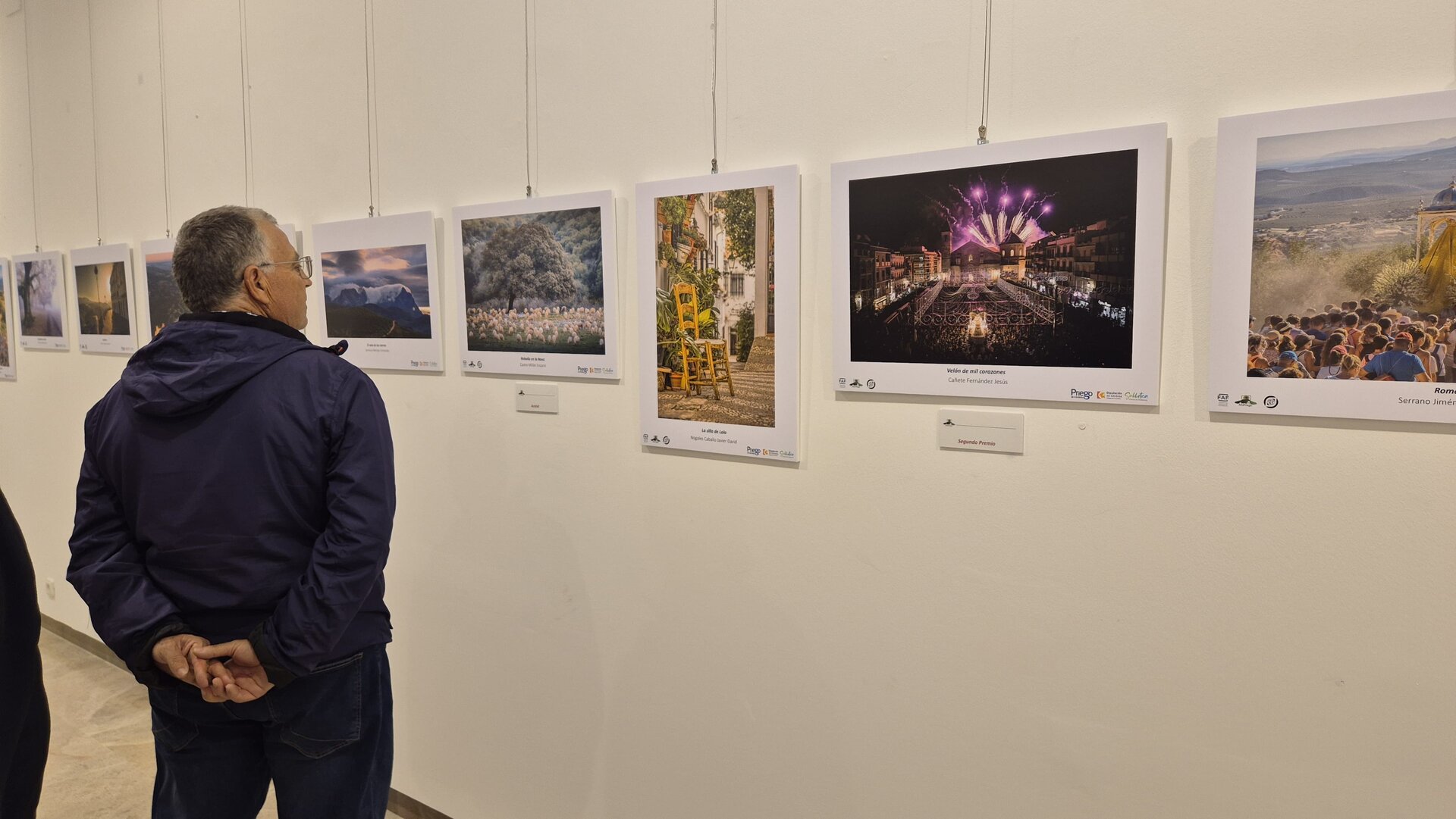 Un instante durante la inauguración de la exposición y entrega de premios en la sede de AFOPriego.