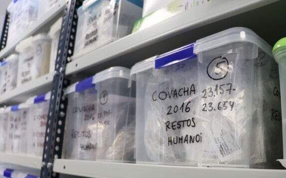 Cajas de plástico conteniendo restos de la Cueva del Ángel en anteriores proyectos de investigación
