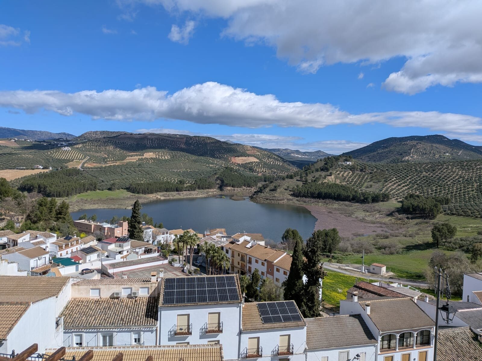 La lámina de agua del embalse ya  llega a la parte norte del municipio, abarcando casi la totalidad del terreno inundable cercano al núcleo urbano.