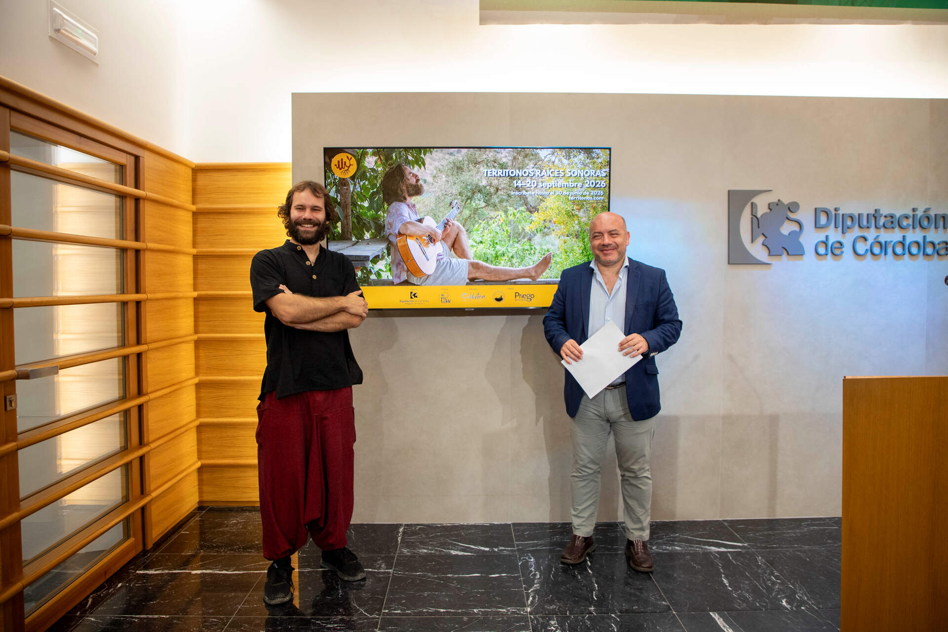 El director del proyecto, Dany Ruz junto al delegado de Cultura de la Diputación de Córdoba, Gabriel Duque.