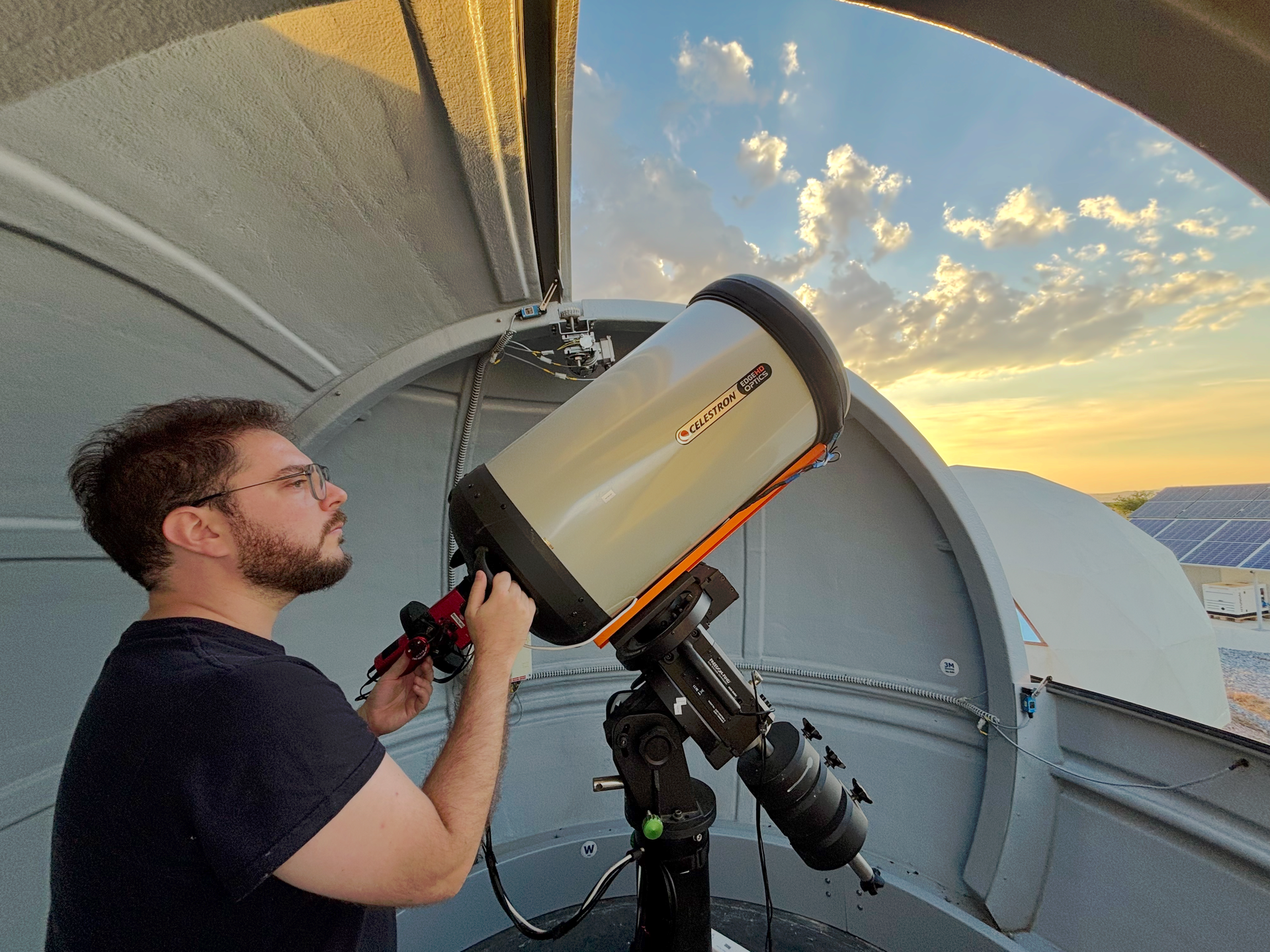 Fernando Priego durante sus trabajos de observación astronómica. Imagen: Fernando Alcalá-Zamora.